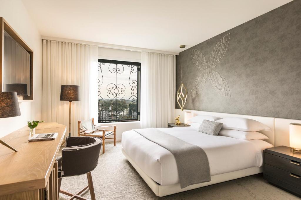 Kimpton La Peer Hotel West Hollywood, an IHG Hotel - Premium King Room With Tub And Walk-In Shower
