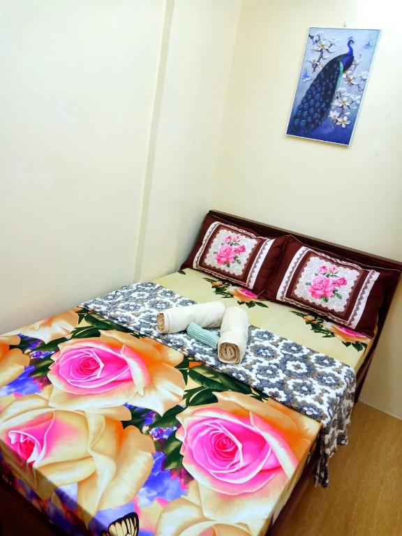 Uma cama ou camas num quarto em Aquing's Place