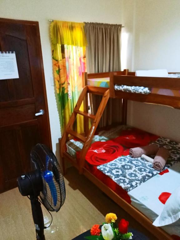 Uma cama ou camas num quarto em Aquing's Place
