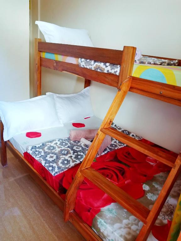 Uma cama ou camas num quarto em Aquing's Place