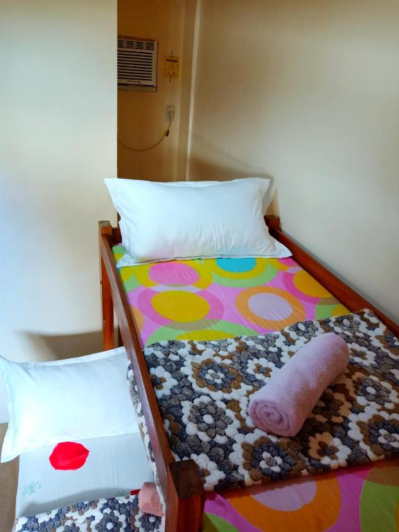 Uma cama ou camas num quarto em Aquing's Place