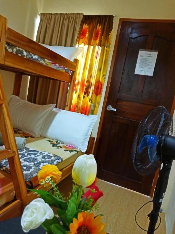 Uma cama ou camas num quarto em Aquing's Place
