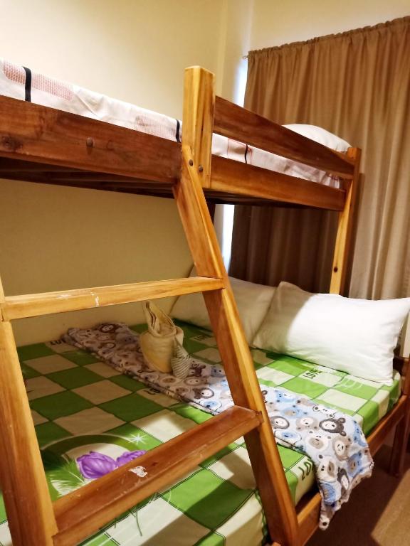 Uma cama ou camas num quarto em Aquing's Place