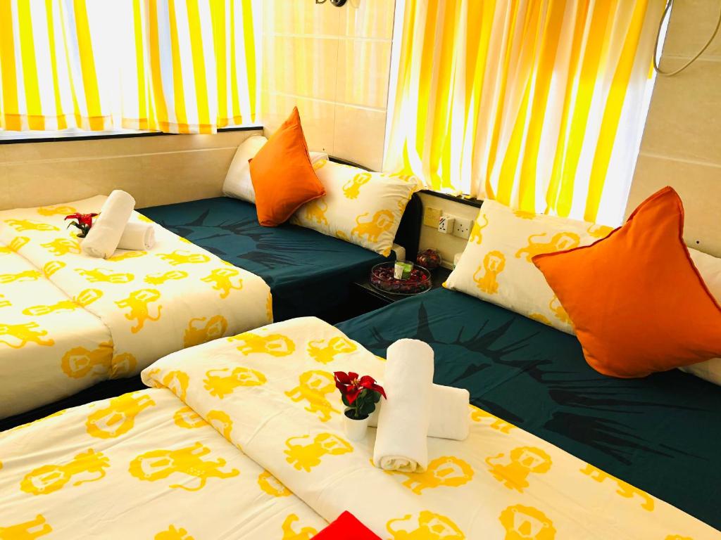 Rúm í herbergi á Delta Lounge
