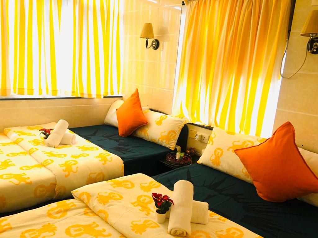 Rúm í herbergi á Delta Lounge