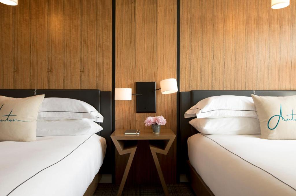 Kimpton Aertson Hotel by IHG - 一居室套房，带有两个大号床