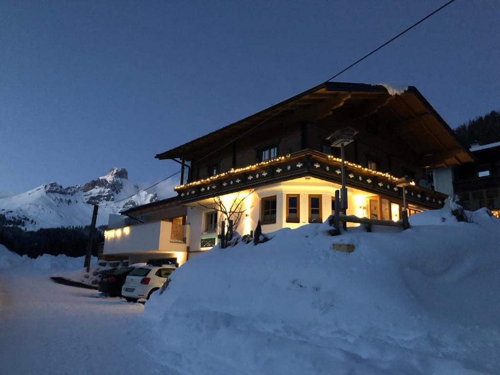 フィルツモースにあるハウス ヴァルドラストの雪の灯りを持つ家