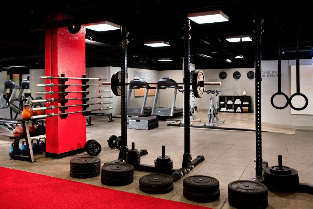 Fitness centrum a/nebo fitness zařízení v ubytování Glover Park Hotel Georgetown