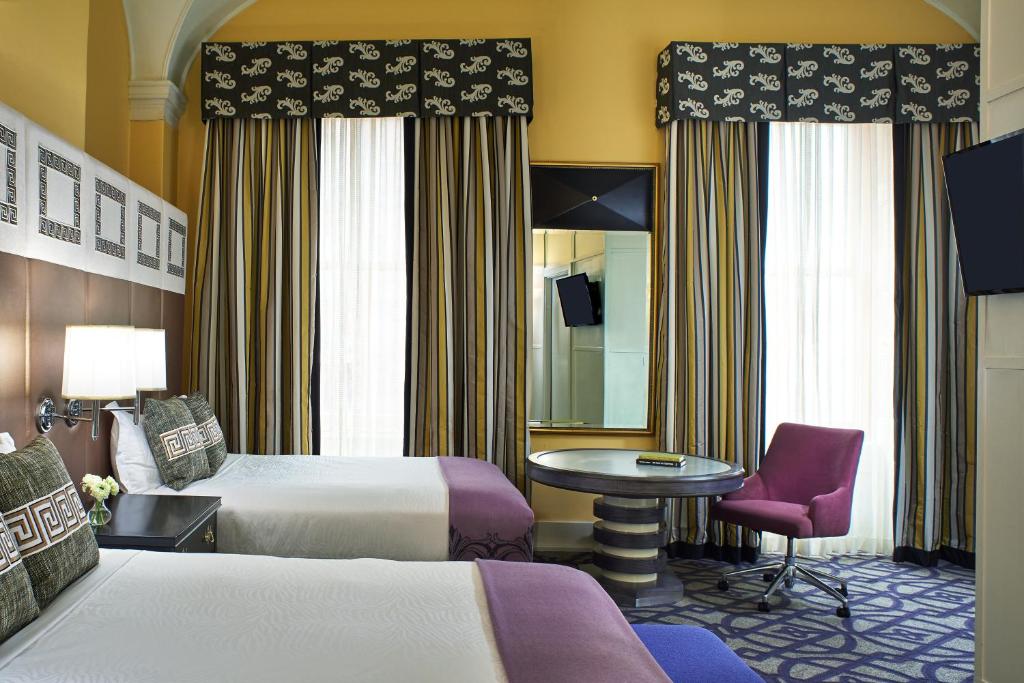 Postel nebo postele na pokoji v ubytování Kimpton Hotel Monaco Washington DC by IHG