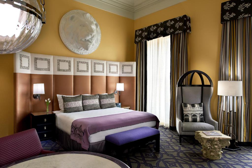 Postel nebo postele na pokoji v ubytování Kimpton Hotel Monaco Washington DC by IHG