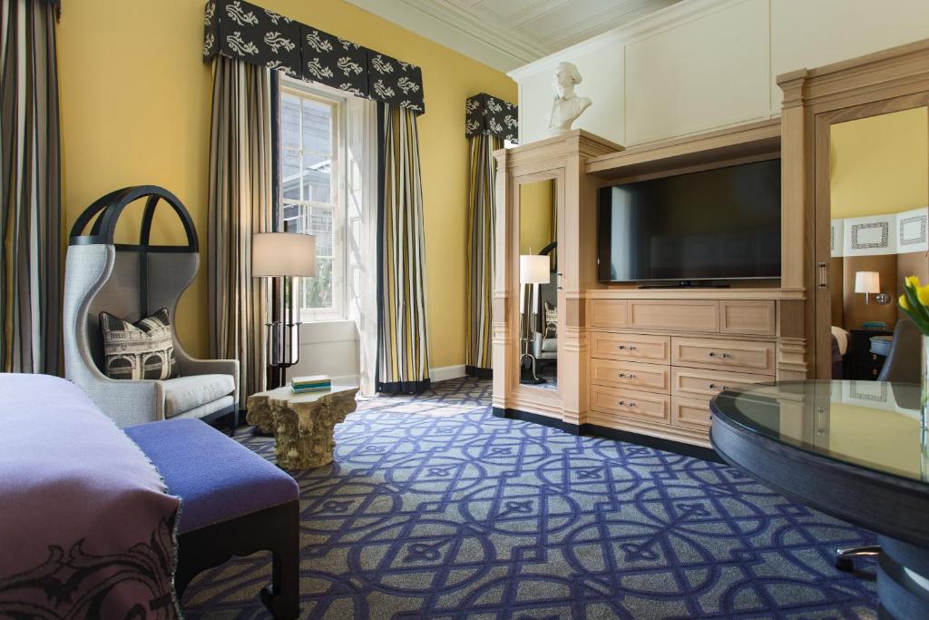 TV a/nebo společenská místnost v ubytování Kimpton Hotel Monaco Washington DC by IHG