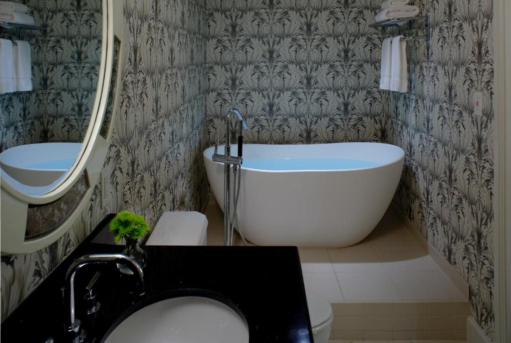 Koupelna v ubytování Kimpton Hotel Monaco Washington DC by IHG