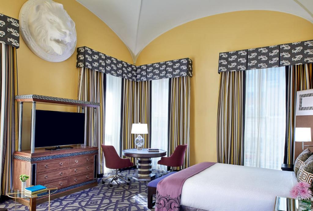 Postel nebo postele na pokoji v ubytování Kimpton Hotel Monaco Washington DC by IHG