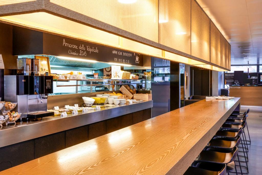 Reštaurácia alebo iné gastronomické zariadenie v ubytovaní ibis Zurich Adliswil