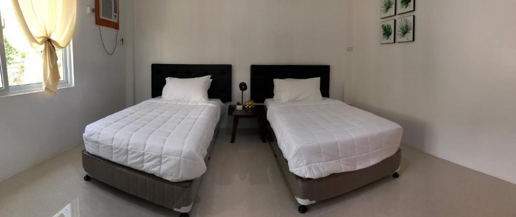 Uma cama ou camas num quarto em Arriyus Apartelle