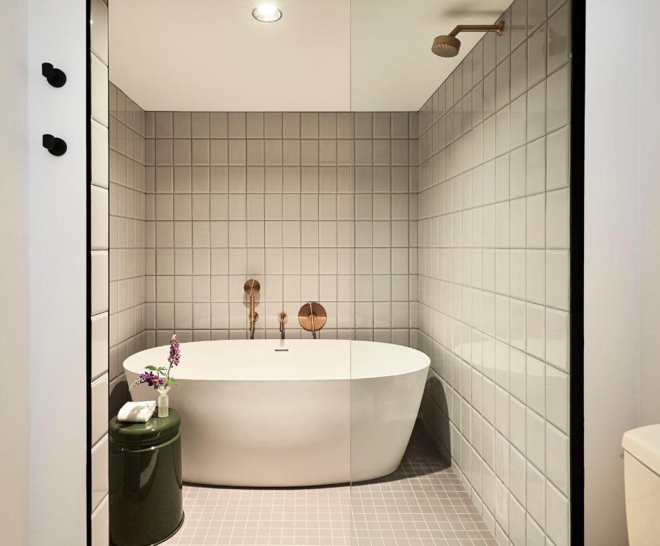 
1 King One-Bedroom Suite
