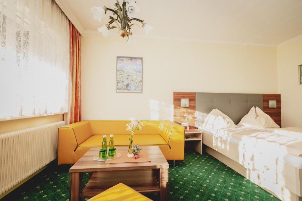 Postel nebo postele na pokoji v ubytování Gasthof Berghof