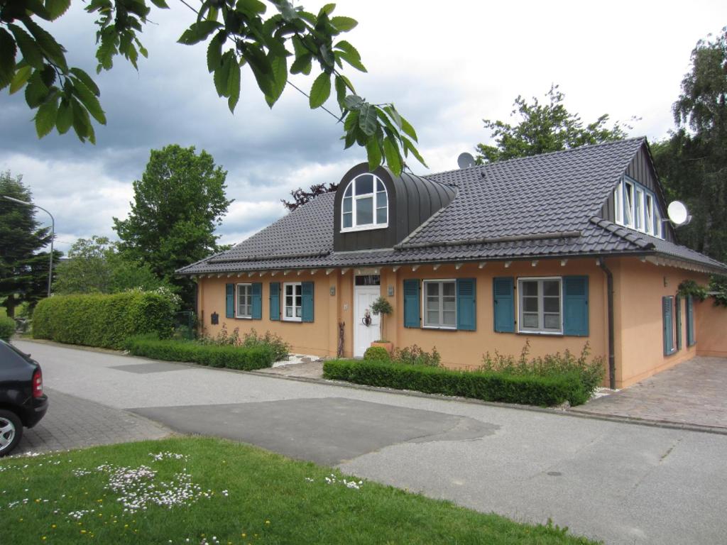 a yellow house with a black roof at Appartment Julia in Lötzbeuren