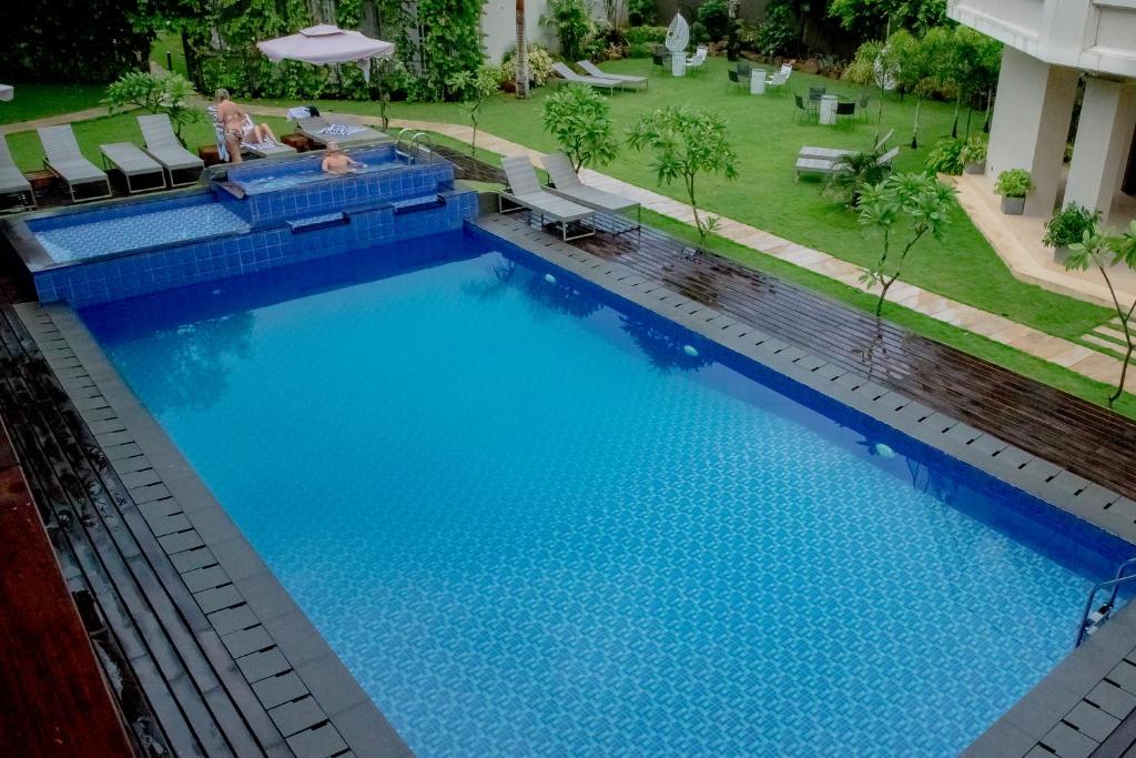 Bazén v ubytování Tuk Tuk Hostel Negombo nebo v jeho okolí