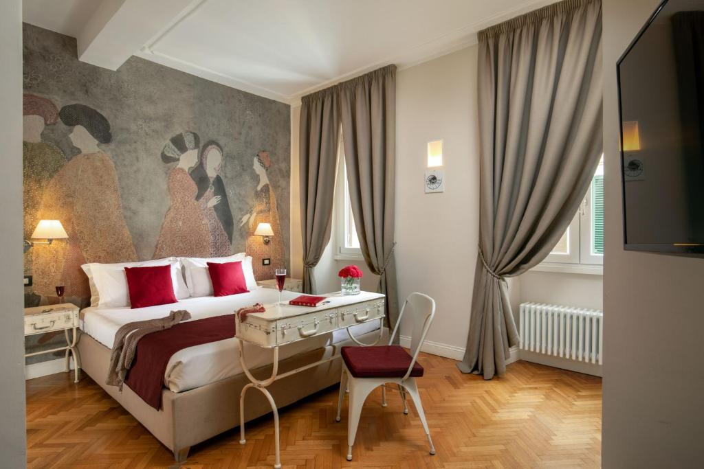 ローマにあるSpagna Secret Roomsのベッドルーム1室(ベッド1台、デスク、椅子付)