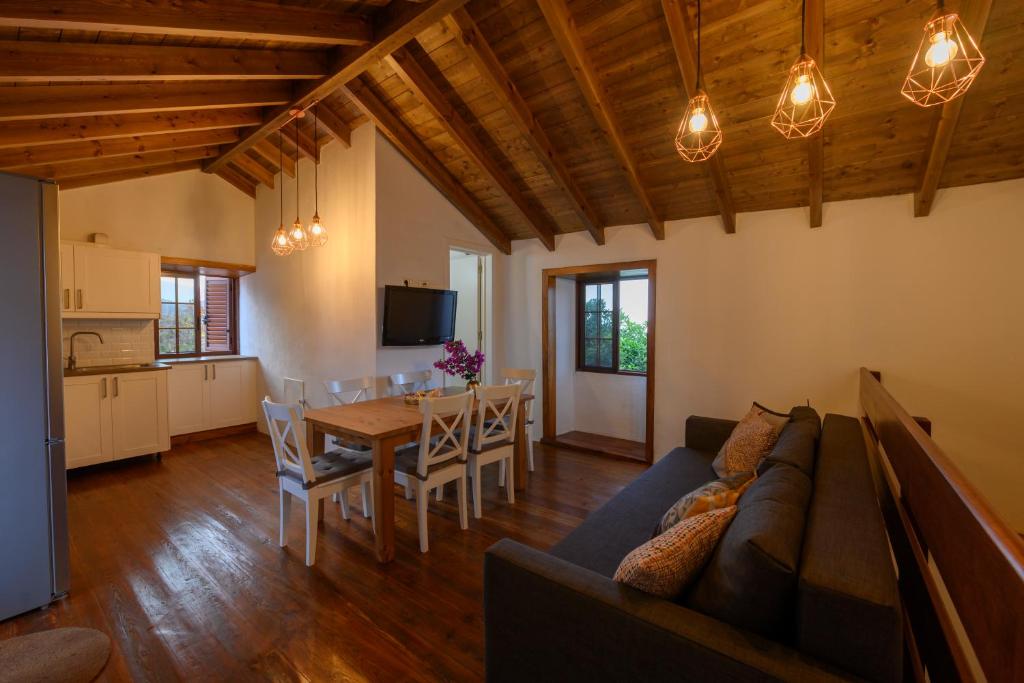 un soggiorno con un divano e un tavolo di Casa Rural Los Frailes a Los Llanillos