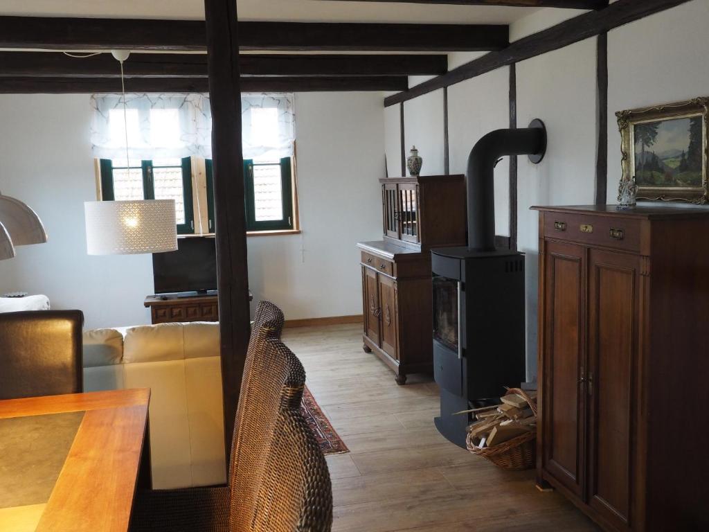 ein Wohnzimmer mit einem Sofa und einem Tisch in der Unterkunft Schöne gemütliche Ferienwohnung mit Kamin II im Harz in Darlingerode