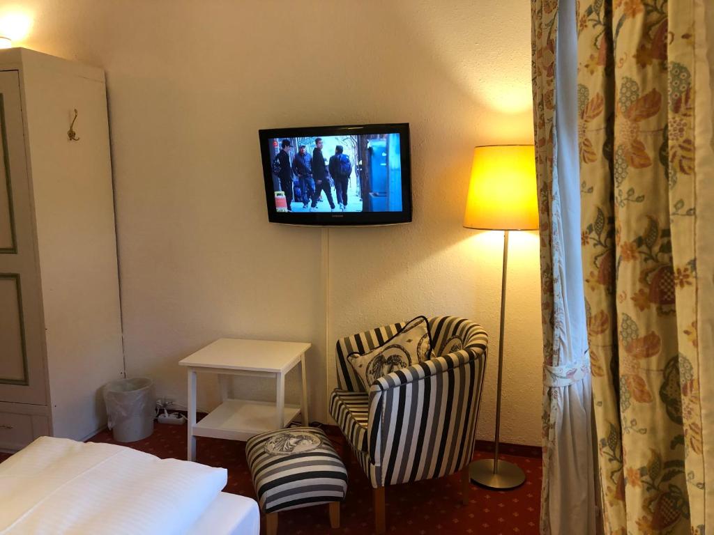 TV a/nebo společenská místnost v ubytování Hotel zur Post