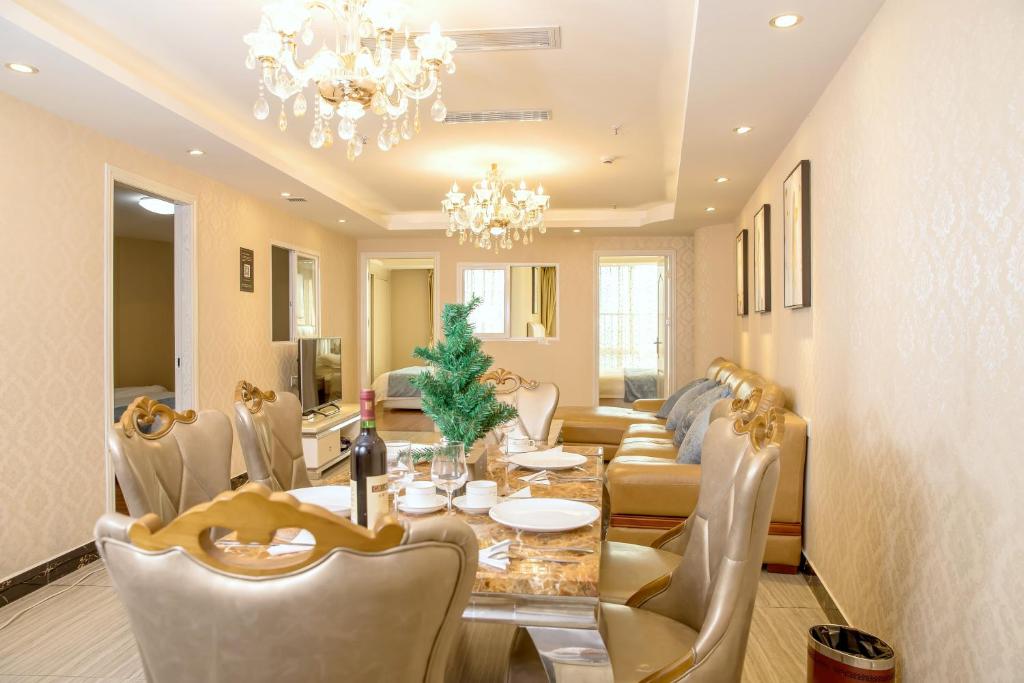a dining room with a table and chairs at Guangzhou Pengman Apartment Zhengjia Huanshi Branch in Guangzhou
