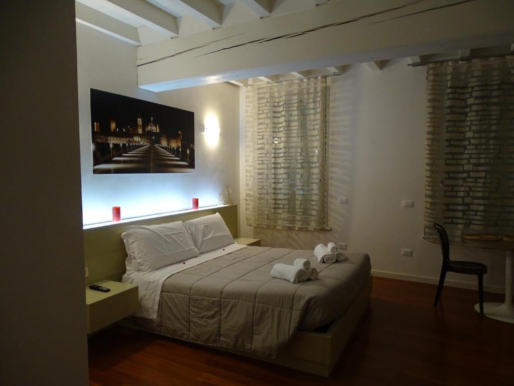 - une chambre avec un lit avec deux animaux rembourrés dans l'établissement Suite Alcova, à Mantoue