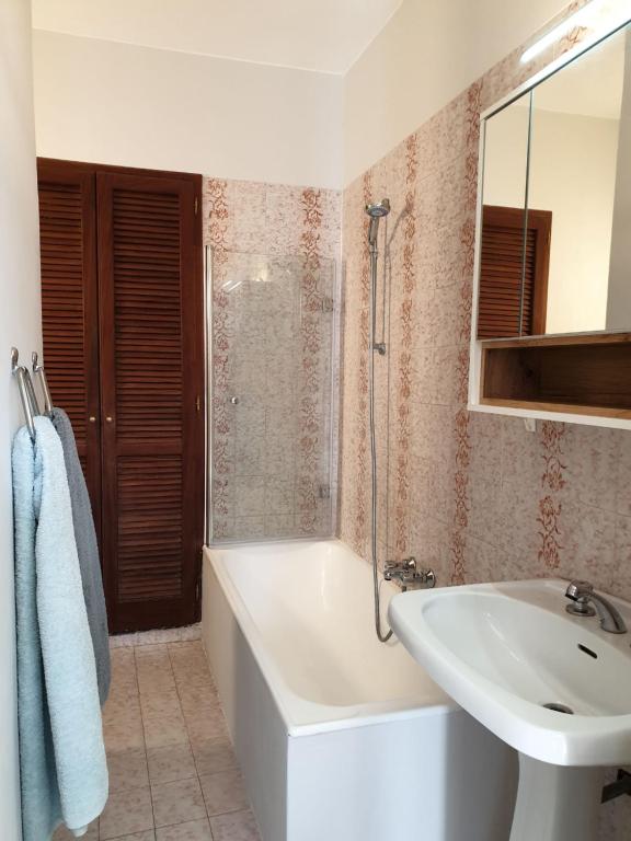 uma casa de banho com uma banheira branca e um lavatório. em Liguria-Relax em Villa Faraldi