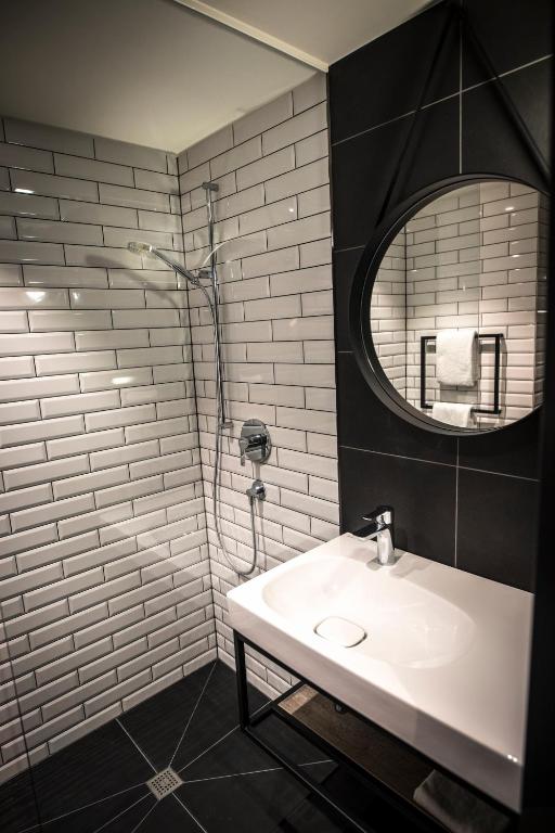 un bagno con lavandino e specchio di ibis Wels a Wels