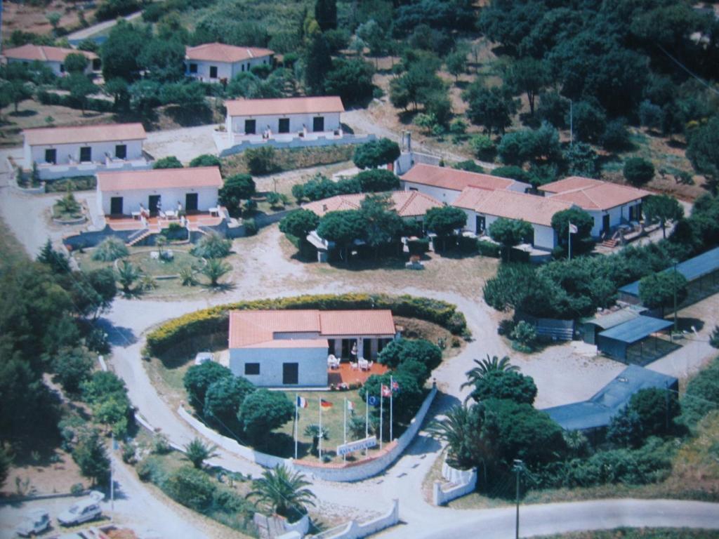 una vista aerea di una casa con parco di Baia Azzurra a Capoliveri