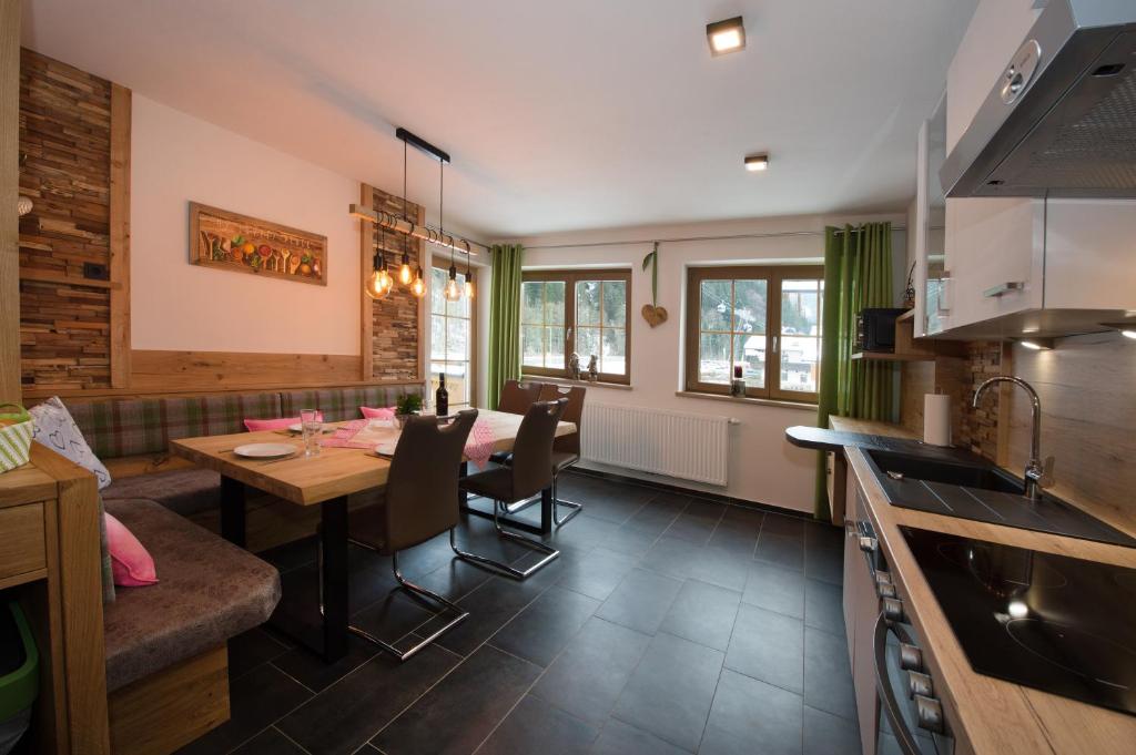 Kuchyň nebo kuchyňský kout v ubytování Ferienhaus Neureiter