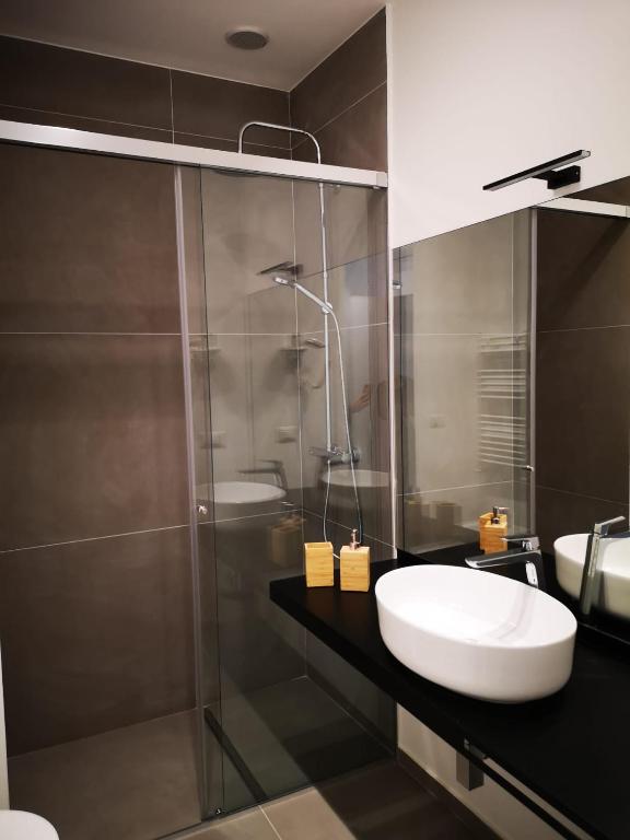 łazienka z umywalką i prysznicem w obiekcie ARMISI B&B w Katanii