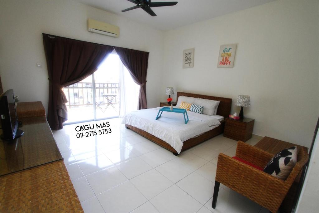 1 dormitorio con cama y ventana grande en GOLD COAST MORIB by 369 Stay, en Kampong Tanjong Pechah