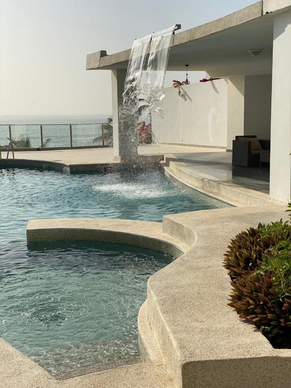 een zwembad met een fontein in een huis bij Villa Somone pied dans l’eau in Somone