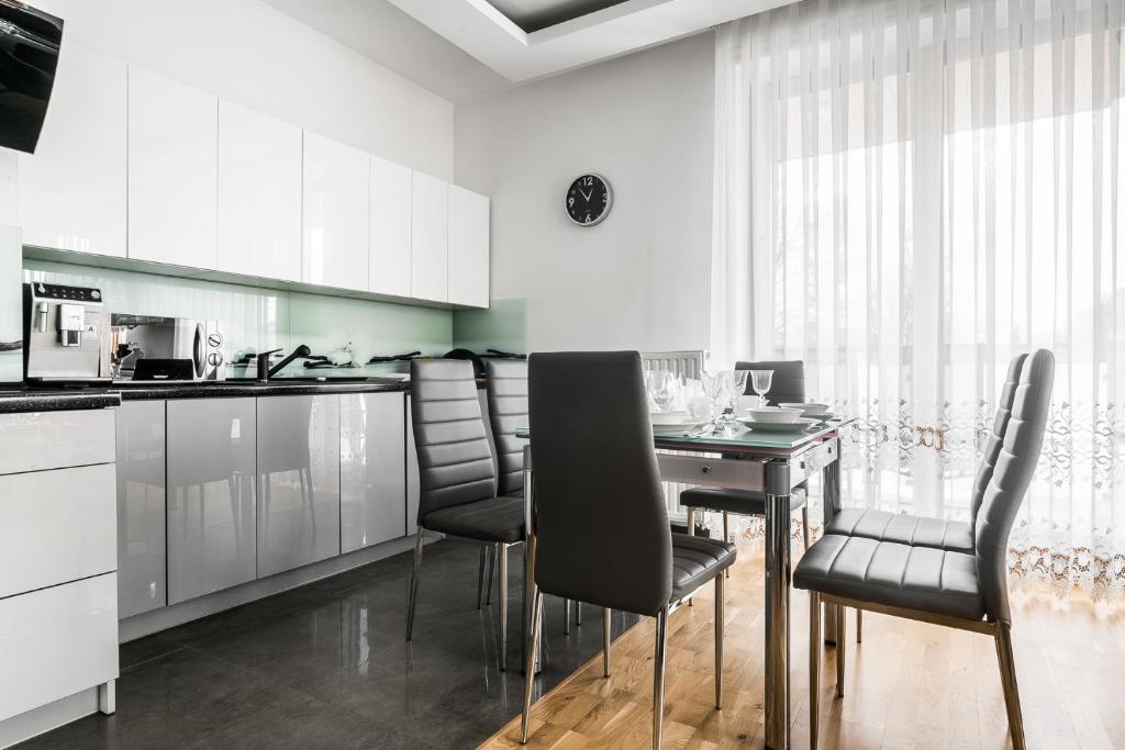 Kuchyňa alebo kuchynka v ubytovaní Apartamenty pod Orłem - Rezydencja do Skoczni