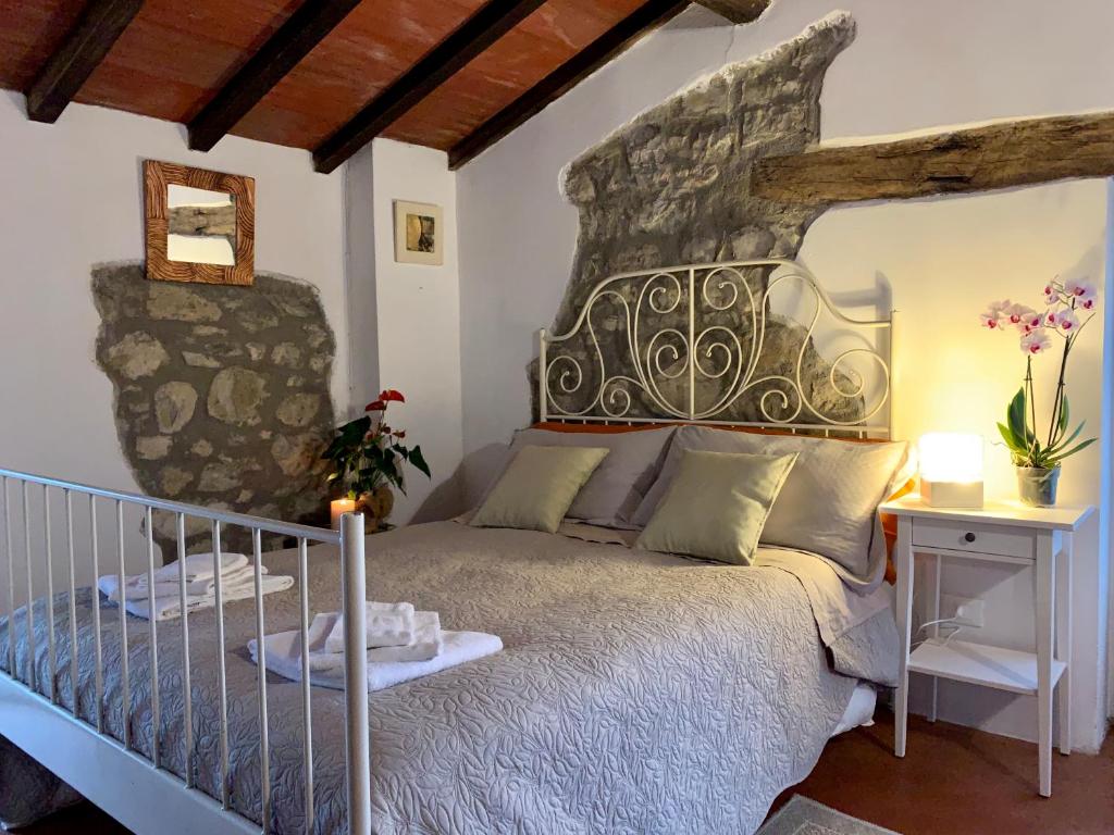 A bed or beds in a room at Villa del lago