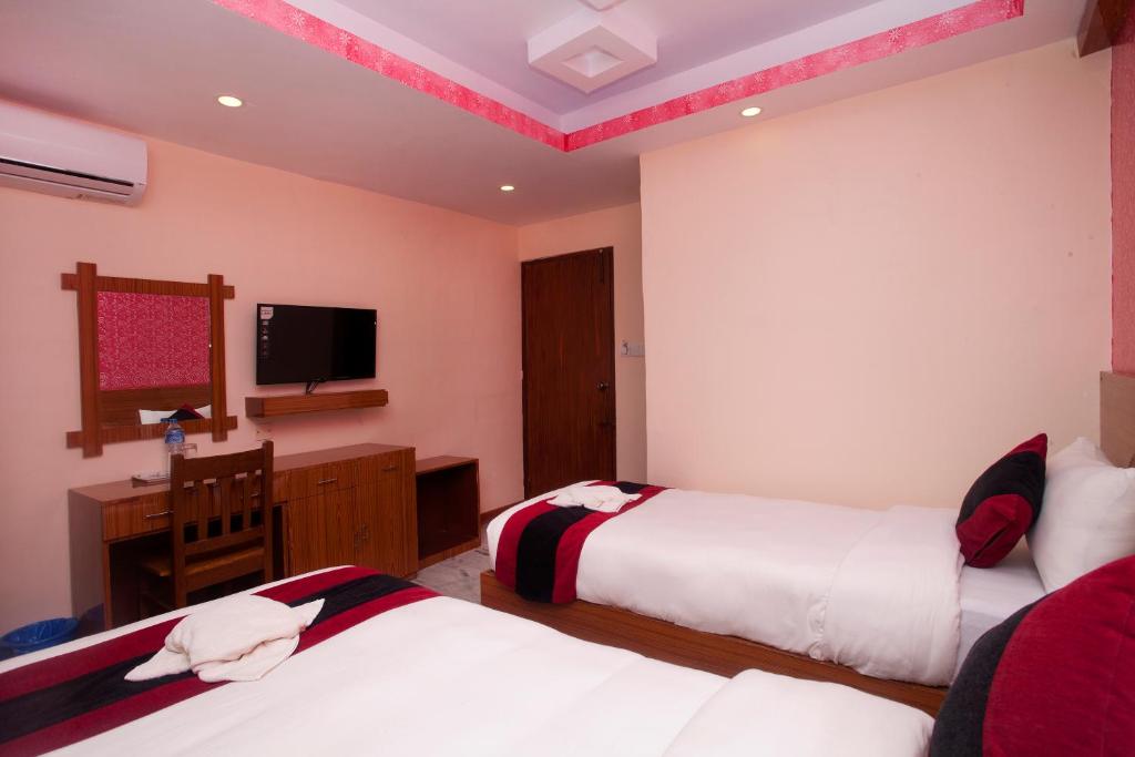 Postel nebo postele na pokoji v ubytování Kathmandu Regency Hotel