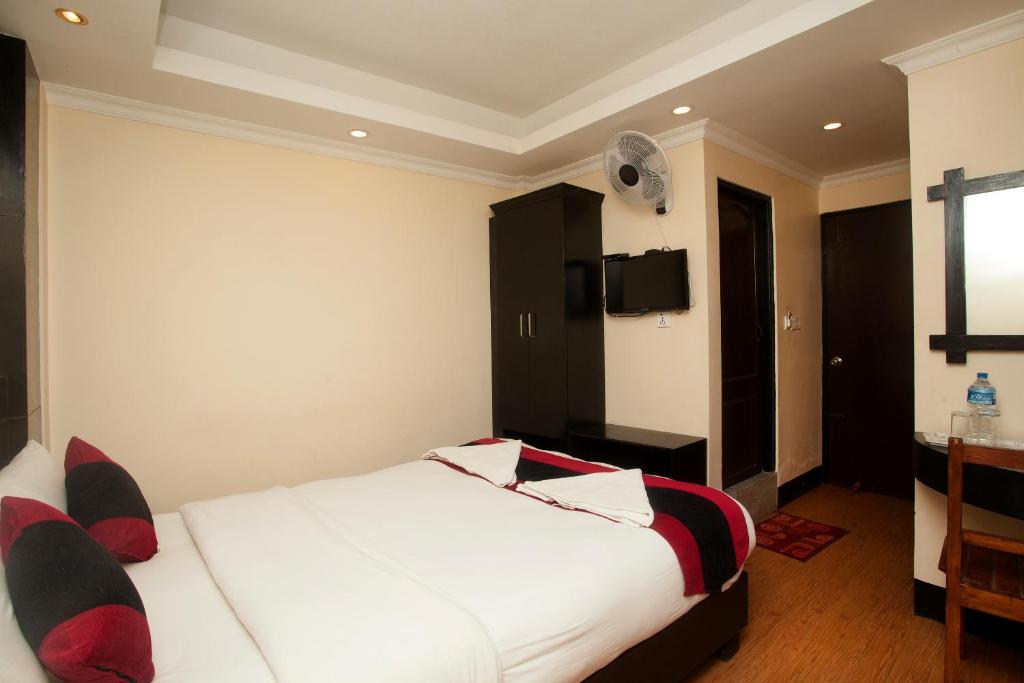 Postel nebo postele na pokoji v ubytování Kathmandu Regency Hotel