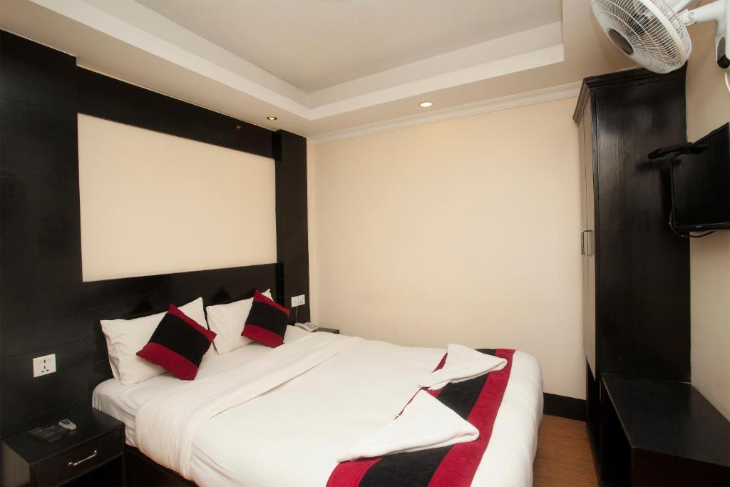 Postel nebo postele na pokoji v ubytování Kathmandu Regency Hotel