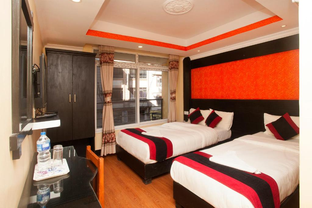 Postel nebo postele na pokoji v ubytování Kathmandu Regency Hotel