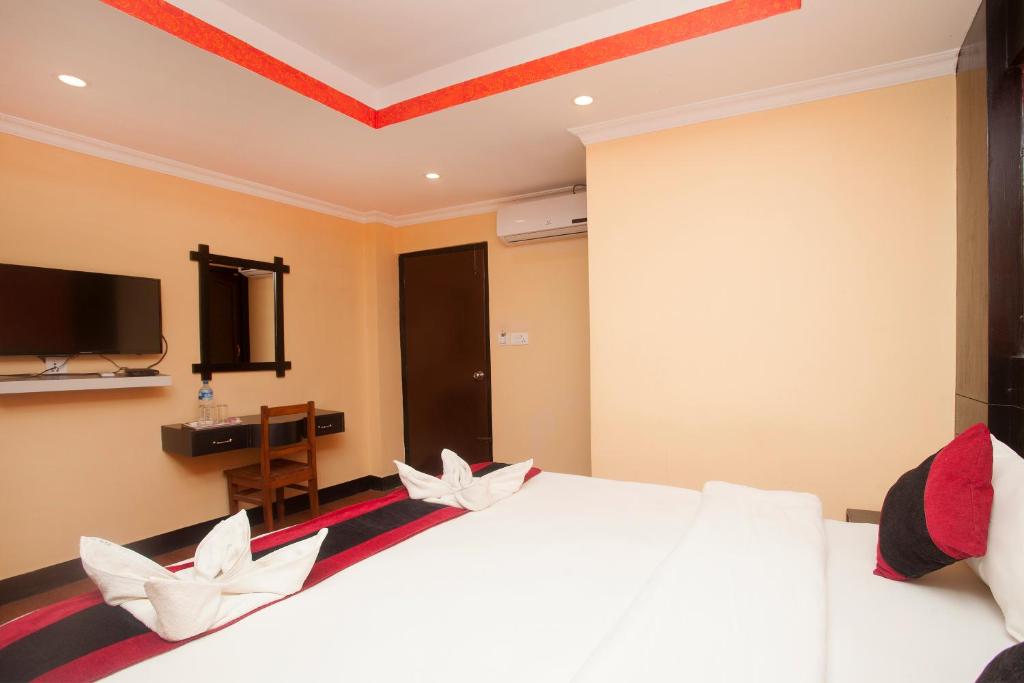 Postel nebo postele na pokoji v ubytování Kathmandu Regency Hotel