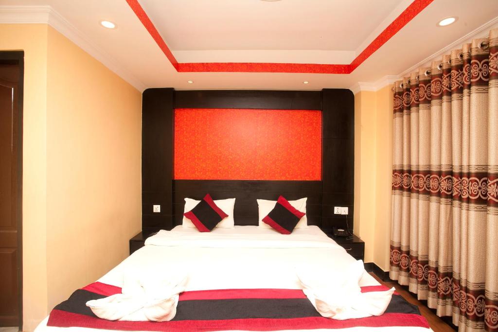 Postel nebo postele na pokoji v ubytování Kathmandu Regency Hotel