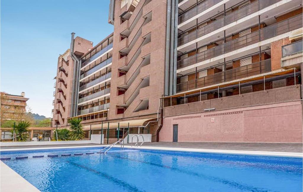 una piscina vacía frente a un edificio en Cozy Apartment In Malgrat De Mar, en Malgrat de Mar