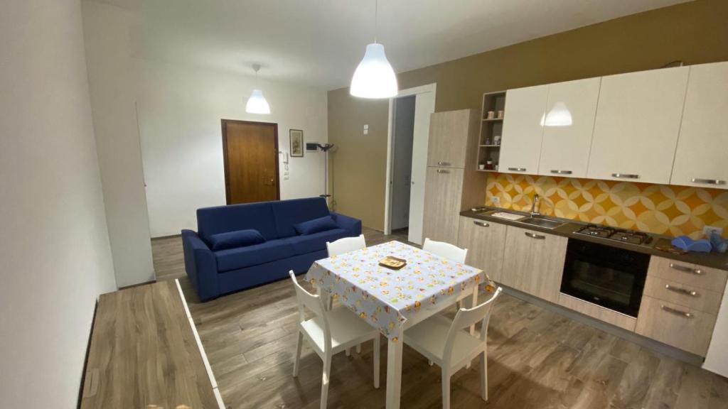 sala de estar con mesa y sofá azul en MERCATO55, en Castellaneta