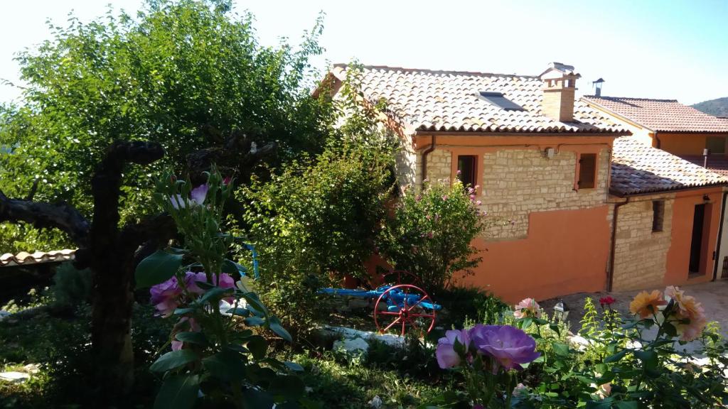 Ogród w obiekcie L'ALPACA DELLA ROSSA - AGRITURISMO