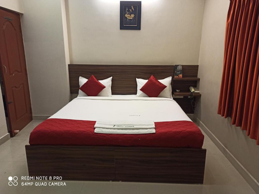 Postel nebo postele na pokoji v ubytování Hotel I-Way Residency Perungudi