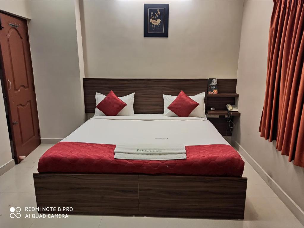 Postel nebo postele na pokoji v ubytování Hotel I-Way Residency Perungudi