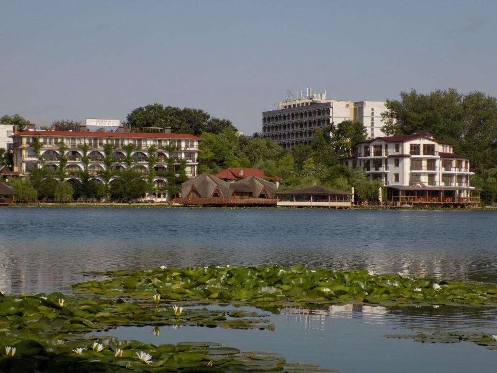Výhled na řeku, která protéká v blízkosti hotelu